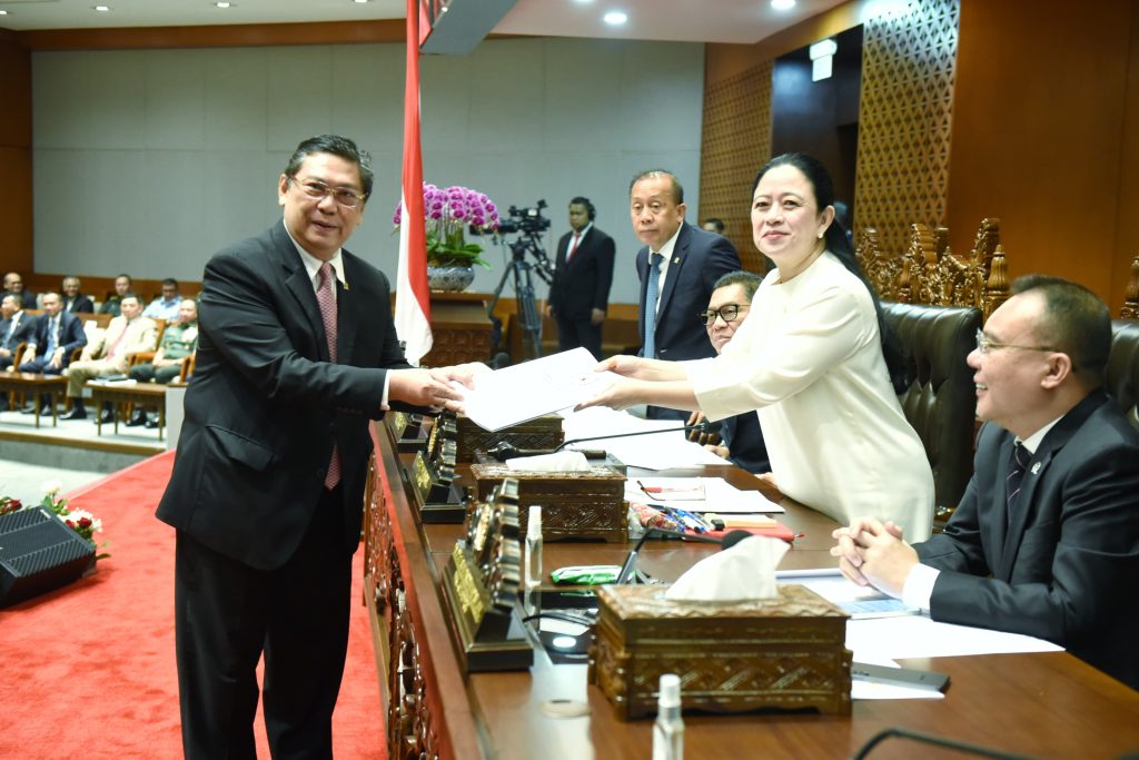 Ketua_Komisi_I_DPR_RI__Utut_Adianto__saat_menyerahkan_laporan_usai_disahkannya_Rancangan_Undang-Unda20250320124555