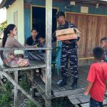 Pos TNI AL Barito Selatan Salurkan Bantuan Sembako kepada Warga Desa Mampun melalui Program Jumat Berkah